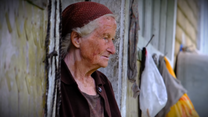 “drustvo-mi-prave-macke-i-druge-domace-zivotinje”:-baka-(84)-zivi-sama-u-staroj-trosnoj-kuci-usred-sume,-ova-naprava-joj-je-jedina-veza-sa-svetom-(video)