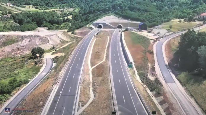 saobracaj-normalizovan-na-auto-putu-milos-veliki-prevrnula-se-prikolica-puna-dzakova,-pa-izazvala-kolaps-na-putu