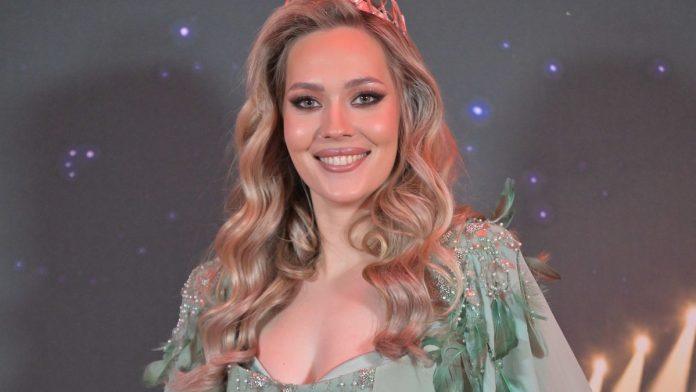 (foto)-sve-oci-uprte-u-cerku-pokojnog-zeljka-rutovica-predaje-krunu-na-izboru-za-mis-srbije,-a-ovo-je-tajna-njene-vitke-linije:-“ne-bih-nikome-preporucila-ovo”