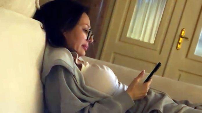 anastasija-krisom-snimila-cecu-u-krevetu-bez-trunke-sminke-podelila-snimak-iz-vile-na-dedinju:-“nakon-poslednjeg-nervnog-sloma”-(video)