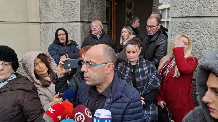 potresno-ispred-suda-u-nisu-roditelji-ubijenih-u-“ribnikaru”,-duboni-i-orasju-na-sudenju-roditeljima-decaka-ubice-iz-niske-banje:-“nadamo-se-da-ce-otvoriti-za-javnost…”