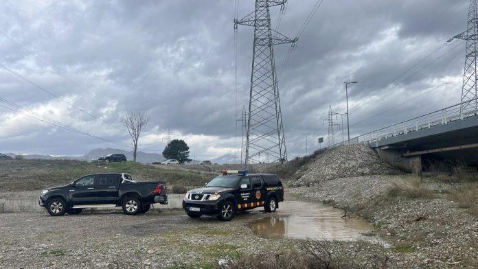 ronioci-i-dalje-tragaju-za-devojkom!-nastavlja-se-potraga-za-vozilom-koje-je-sletelo-sa-mosta-u-moracu:-vidljivost-reke-na-minimumu,-u-vozilu-bilo-jos-osoba?!