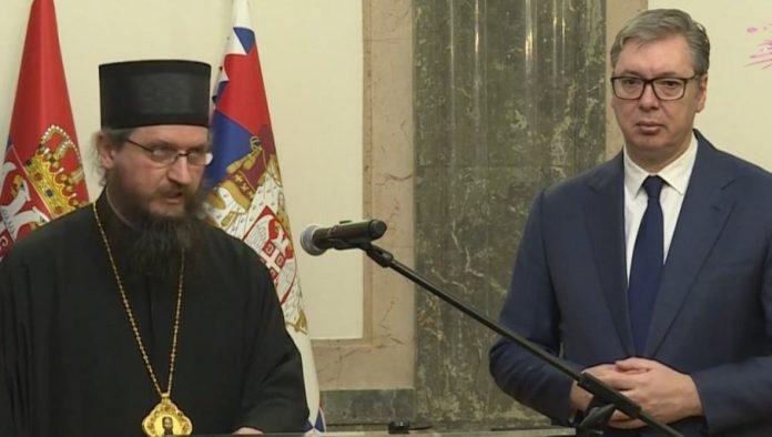 episkop-sergije-odlikovao-vucica:-molim-vas-da-prenesete-nasem-narodu-da-je-srbija-uz-njih-(video)