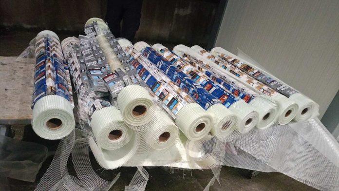fasadna-mrezica-kao-paravan-za-krijumcarenje:-zaplenjeno-2.450-paklica-cigareta-na-dva-granicna-prelaza-(foto)