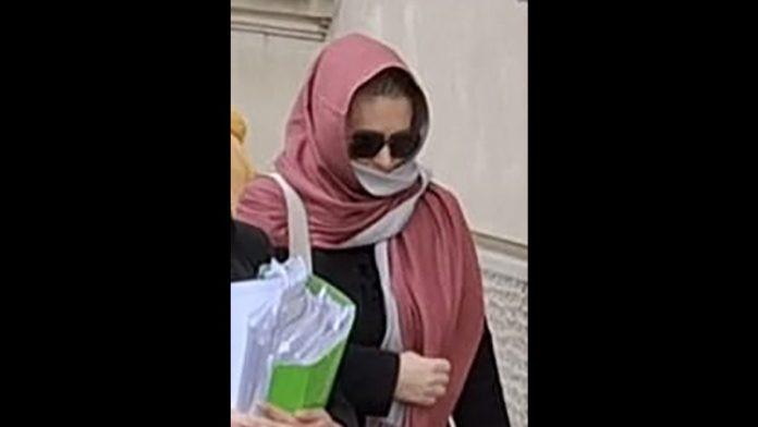 (foto)-majka-decaka-ubice-dosla-zamotana,-pokusala-da-se-sakrije-krila-se-sa-naocarama-za-sunce-iza-advokata:-usetala-u-sud-neprimetno