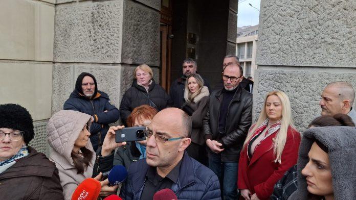 “osecao-sam-se-kao-da-je-moj-pokojni-sin-optuzen,-a-ne-ubijen”-potresne-reci-roditelja-ubijenog-decaka-u-niskoj-banji:-“roditelji-decaka-ubice-nam-se-nisu-izvinili”