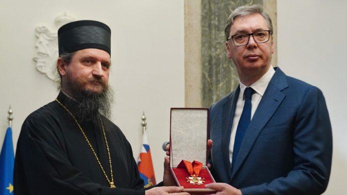 orden-za-dobrocinstvo-vucic-se-sastao-sa-vladikom-bihacko-petrovackim,-sergije-mu-porucio:-“uz-vas-smo-i-ne-damo-se”-(video)