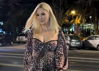 POZNATA VODITELJKA PROŠETALA ULICOM U MINI TIGRASTOJ HALJINI Nema ko se nije okrenuo za zgodnom plavušom: Ljudi ne znaju gde pre da gledaju poznata-voditeljka-prosetala-ulicom-u-mini-tigrastoj-haljini-nema-ko-se-nije-okrenuo-za-zgodnom-plavusom:-ljudi-ne-znaju-gde-pre-da-gledaju