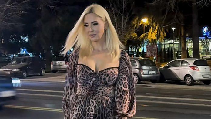 poznata-voditeljka-prosetala-ulicom-u-mini-tigrastoj-haljini-nema-ko-se-nije-okrenuo-za-zgodnom-plavusom:-ljudi-ne-znaju-gde-pre-da-gledaju