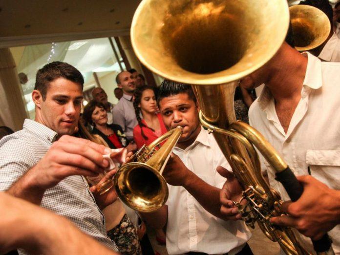 rodendani-vise-lice-na-svadbe!-novi-trend-velikih-proslava-zaludeo-srbe,-prave-spektakl-–-od-skupe-dekoracije-do-sale-za-vencanje