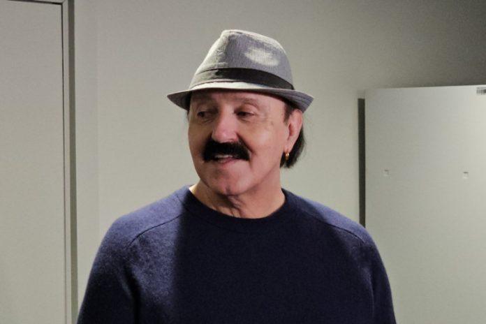 “imam-harisov-snimak,-znam-sta-je-radio”-skandal-na-estradi-–-poznati-pevac-drzi-dzinovica-u-saci!-(foto)