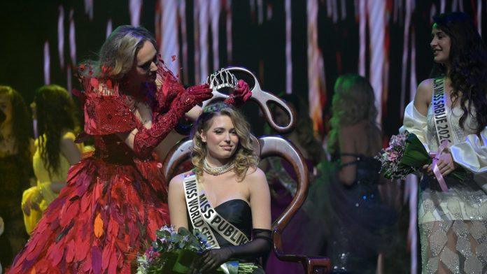 mis-srbije-2026-je-iz-mesta-koje-ima-samo-2.700-ljudi-simona-manojlovic-je-radila-sa-poznatim-pevacem,-a-fotke-od-pre-3-godine-pokazuju-koliko-se-promenila