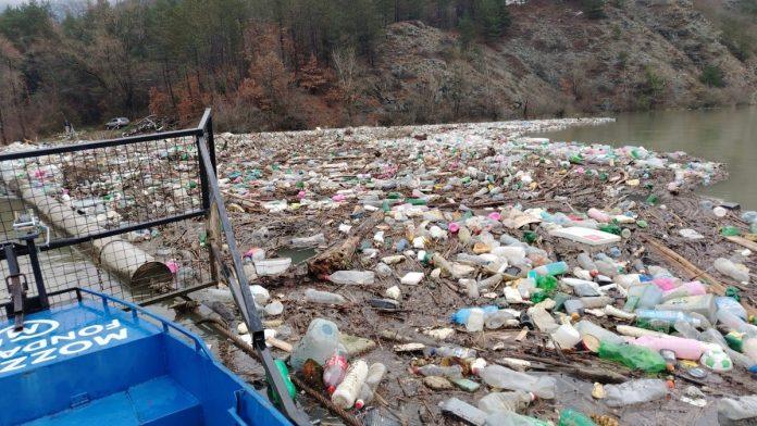 (video)-gradani-uhvatili-komunalce-kako-istovaruju-otpad-u-reku!-lim-se-ne-vidi-od-smeca,-ekoloska-bomba-preti-srbiji