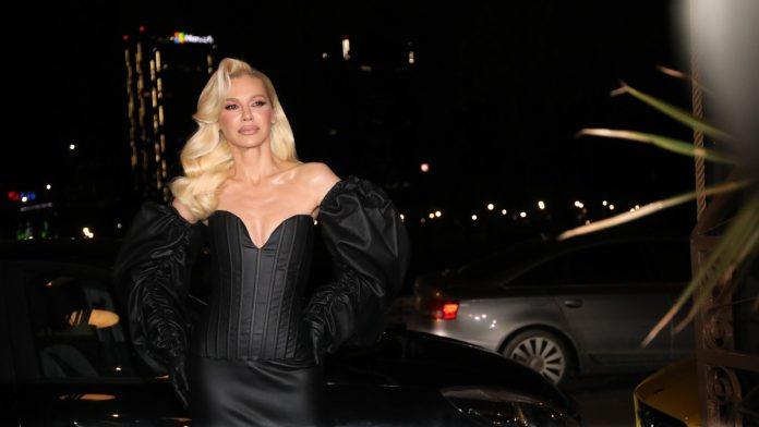 (foto)-“daj-boze-da-svi-izgledamo-ovako-za-20-godina”:-mreze-gore-zbog-izgleda-natase-bekvalac,-u-crnoj-kratkoj-haljini-istakla-izvajane-noge