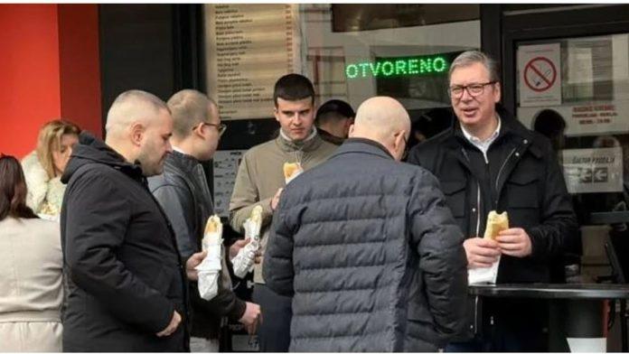 vucevic-otkrio-kako-je-doslo-do-ideje-da-sa-vucicem-jede-cuvene-sendvice-u-novom-sadu:-“dogovorili-smo-se-da-klopamo-nesto-autenticno-novosadski”