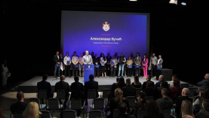 “ovo-je-tek-pocetak”:-iznosi-ce-da-se-uvecavaju,-sada-ce-ici-do-20-miliona-–-vucic-urucio-resenja-u-okviru-programa-za-podsticaj-(video)