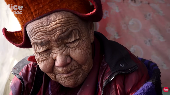 zaboravljene-casne-sestre-na-himalajima:-odsecene-od-sveta-prkose-hladnoci-i-gladi,-i-zive-od-jedne-jedine-stvari-(video)