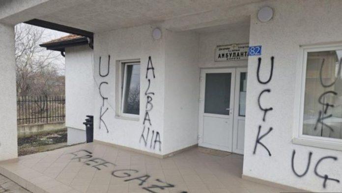 albanac-pisao-grafite-mrznje,-pa-upao-u-vrtic-pun-srpske-dece-incident-u-lipljanu:-mestani-uznemireni