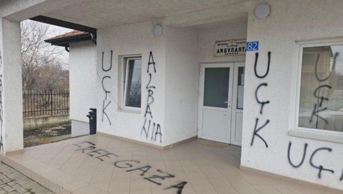 zlokobni-simboli-„uck”-pred-pragom-srpske-dece-i-bolesnih:-nove-provokacije-u-opstini-lipljan