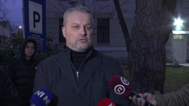 Нови-протест-испред-болнице-у-Чачку-због-смрти-девојчице,-директор-разговарао-са-мајком