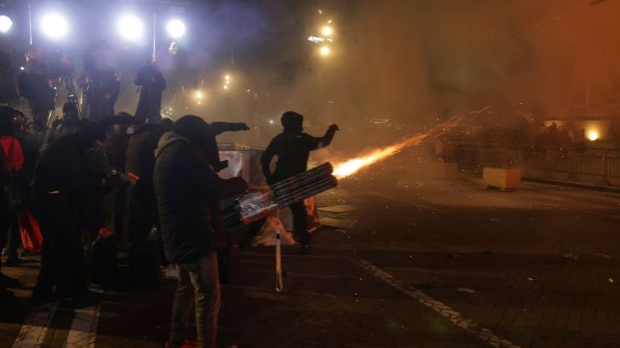 Нереди-пред-Рамином-канцеларијом-у-Тирани-–-водени-топови-против-Молотовљевих-коктела