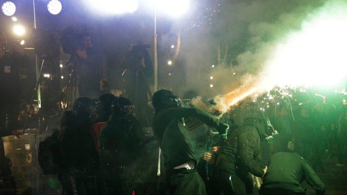 (foto)-haos-u-tirani,-gori-na-sve-strane-demonstranti-bacali-molotovljeve-koktele-i-baklje-na-zgradu-vlade:-povredeno-sest-policajca