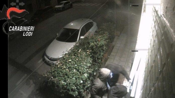 digli-u-vazduh-20-bankomata!-srbin-i-cetvorica-italijana-razvili-opasnu-semu-pljacki:-evo-kako-su-otkriveni-(foto)