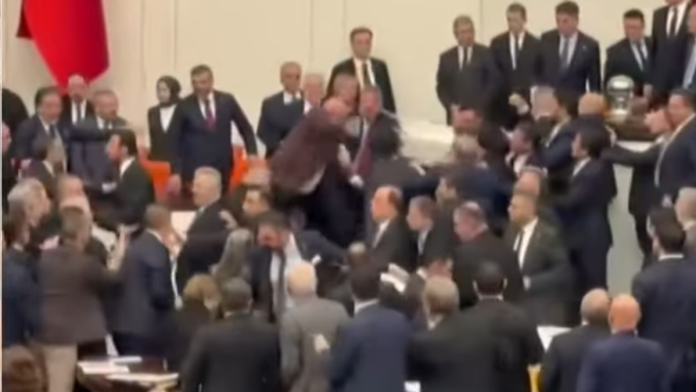 (video)-poslaniku-polomili-nos,-bacali-primerke-ustava-opsta-tuca-u-turskom-parlamentu-tokom-polaganja-zakletve:-uvrede-pljustale-na-sve-strane