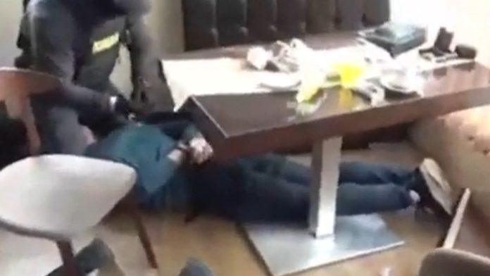 (video)-“policija,-lezi-dole!”-ovako-su-pohapseni-kavcani-u-beogradu,-oglasio-se-i-dacic:-pripadnici-ukp-upali-u-lokal,-pa-im-stavili-lisce-na-ruke