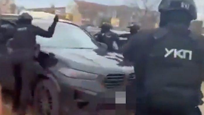 (video)-pripadnici-ukp-ga-izvukli-iz-besnog-bmw-a-i-bacili-na-pod-ovako-je-uhapsen-“vracarac”-(26)-u-novom-sadu:-bio-na-poternici,-imao-lazan-pasos