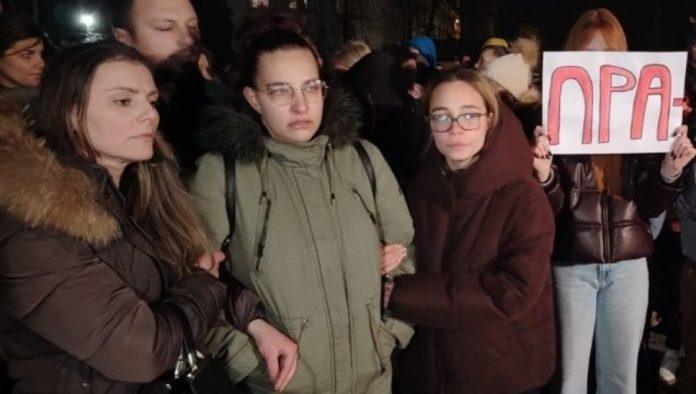 devojcica-preminula-nakon-operacije-krajnika:-uzas-u-cacku-–-ispred-bolnice-obratila-se-majka-umrlog-deteta