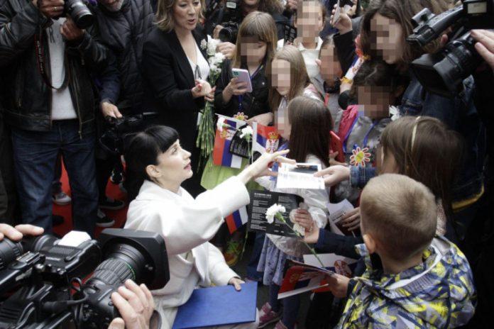 stigla-je-u-srbiju-pred-veliki-nastup!-favoritkinja-hrvatske-“dore”-od-konstrakte-dobila-ova-uputstva-za-pobedu!-(video)