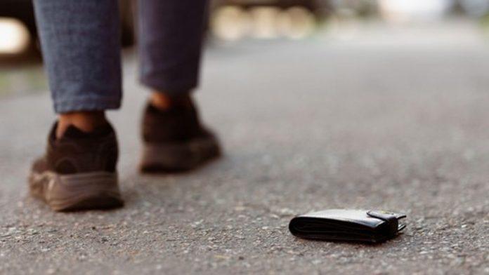 pronasao-novcanik-sa-parama-i-dokumentima,-pa-resio-da-ga-vrati-vlasniku-–-nije-ni-slutio-da-ce-ga-“zaviti-u-crno”,-cak-ni-policajci-nisu-znali-sta-ih-je-snaslo