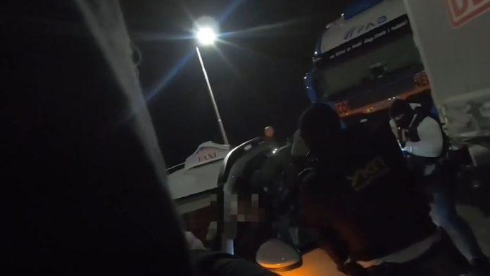 (video)-u-taksi-vozilu-krio-kilograme-droge!-uhapsen-muskarac-(36)-iz-beograda:-pripadnici-ukp-ga-izvukli-iz-automobila,-a-onda-je-usledio-haos