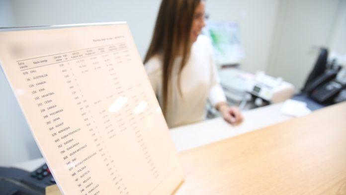 hrvati-navalili-na-banke-zbog-ovog!-otvoreno-ih-je-vec-80.000,-evo-na-sta-moraju-da-paze