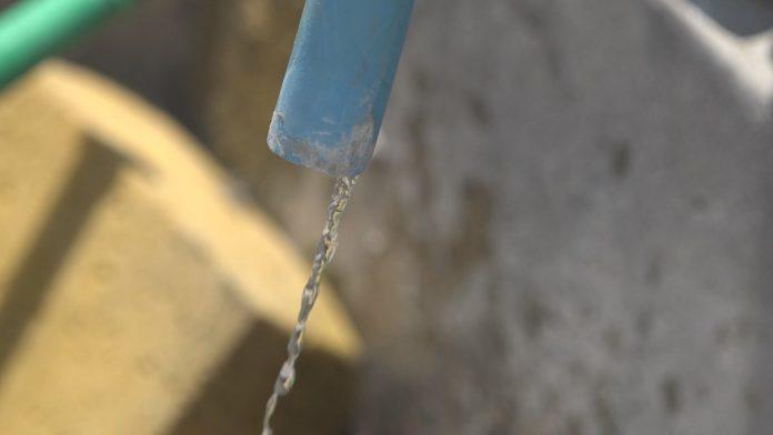 potpuna-nestasica-flasirane-vode-za-samo-nekoliko-sati-opsadno-stanje-u-srpskom-komsiluku:-prazne-police-u-skoro-svim-prodavnicama