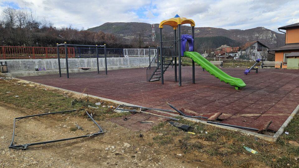 novo-decje-igraliste-u-naselju-ravne-polomljeno-i-unisteno:-kamere-snimile-napad-na-prostor-za-najmlade,-gradani-prijepolja-ogorceni