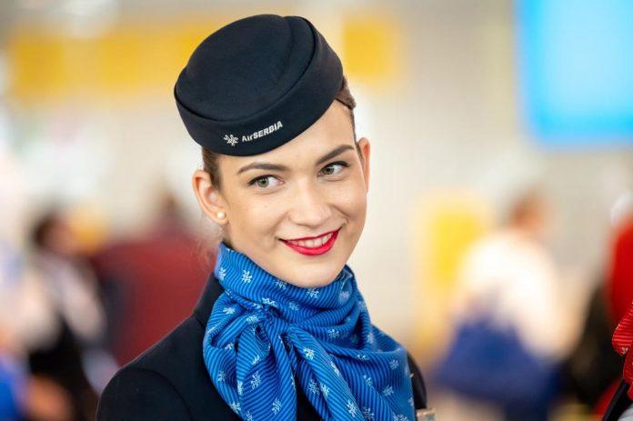 da-li-znate-zasto-stjuardese-nose-svilene-marame?-vise-je-od-modnog-detalja,-a-sve-je-pocelo-od-drugog-svetskog-rata