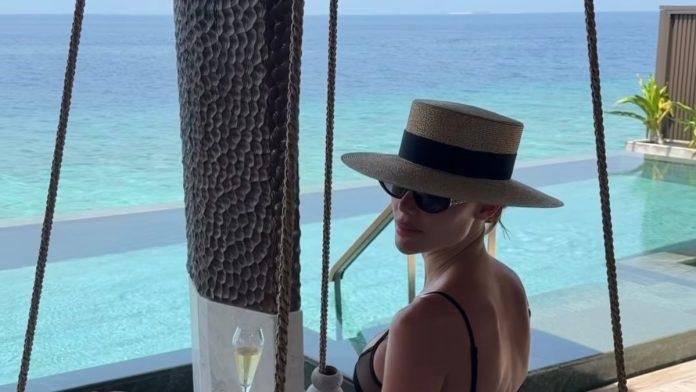 “bila-je-puka-sirotinja”-starleta-sa-novim-deckom-uziva-na-maldivima,-a-njenoj-o-vezi-sa-40-godina-starijim-svi-su-brujali:-“kajacu-se-dok-sam-ziva”