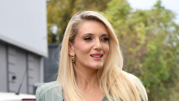 (foto)-usred-skandala-sa-ozenjenim-muskarcem-trudna-nikolina-kovac-podelila-fotografiju-milice-todorovic-i-sina-bogdana