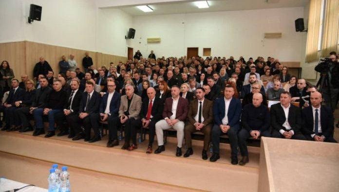 poceo-sastanak-u-severnoj-mitrovici:-prisustvuju-politicki-i-institucionalni-predstavnici-srba