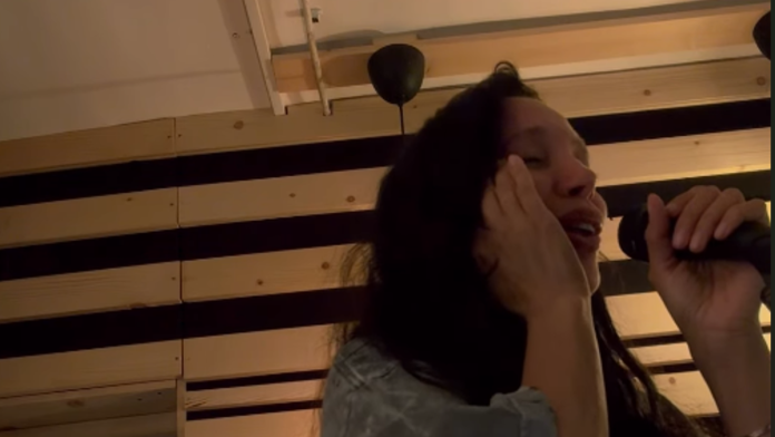 trudna-edita-aradinovic-ne-moze-da-savlada-emocije-pevacica-otpevala-poznati-hit-pa-briznula-u-plac:-“takvi-su-hormoni”-(video)