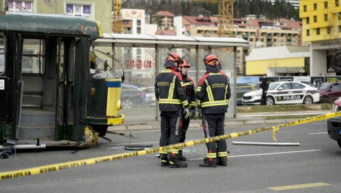 isplivao-jeziv-snimak-nesrece-u-sarajevu:-tramvaj-uleteo-u-krivinu,-pa-iskocio-iz-sina-i-napravio-haos-(video)