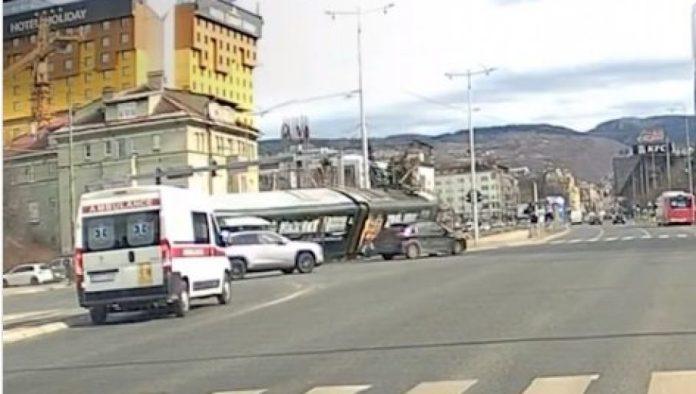 horor-snimak-nesrece:-tramvaj-juri-i-ispada-iz-sina-u-sarajevu-(video)