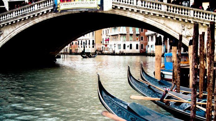 samo-trziste-maski-vredno-180-miliona-dolara:-pocinje-karneval-koji-ce-italiji-doneti-promet-veci-od-1,5-milijardi-evra