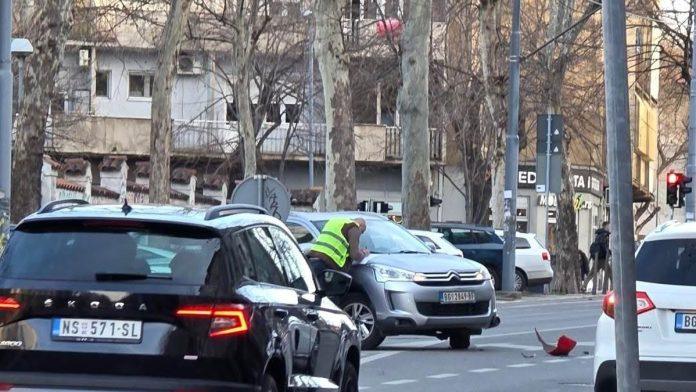 nesreca-u-centru-beograda-“citroenom”-udario-u-saobracajni-znak-(foto/video)