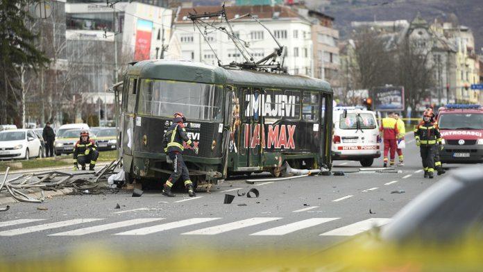 tinejdzerki-se-bore-za-zivot-oglasili-se-iz-bolnice-nakon-iskakanja-tramvaja-u-sarajevu:-“u-toku-su-intenzivne-mere-reanimacije”