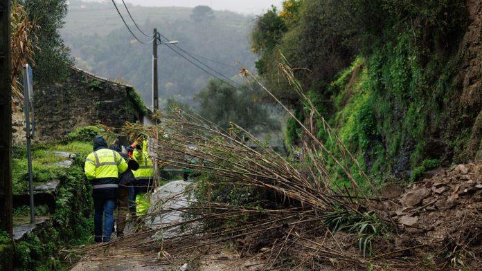 kataklizmicno-nevreme-pogodilo-dve-evropske-zemlje-obrusio-se-auto-put:-ima-povredenih,-vetar-udara-jacinom-od-preko-100-km/h,-skole-zatvorene
