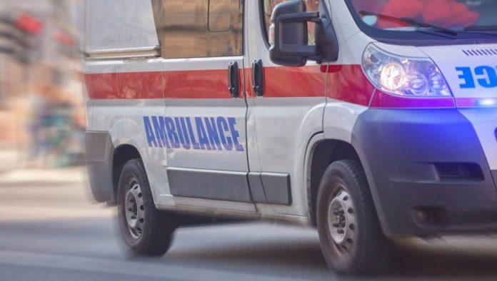 stablo-palo-na-coveka-u-subotici:-nepomicno-lezao-na-trotoaru-–-prolaznici-odmah-priskocili-u-pomoc