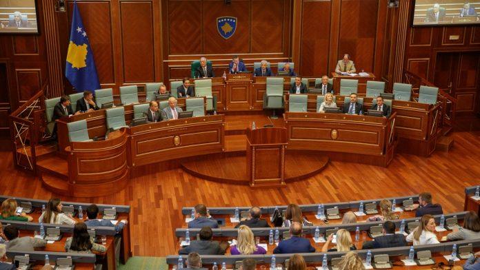 skupstina-u-pristini-usvojila-rezoluciju-o-podrsci-bivsim-vodama-ovk:-srpska-lista-napustila-salu